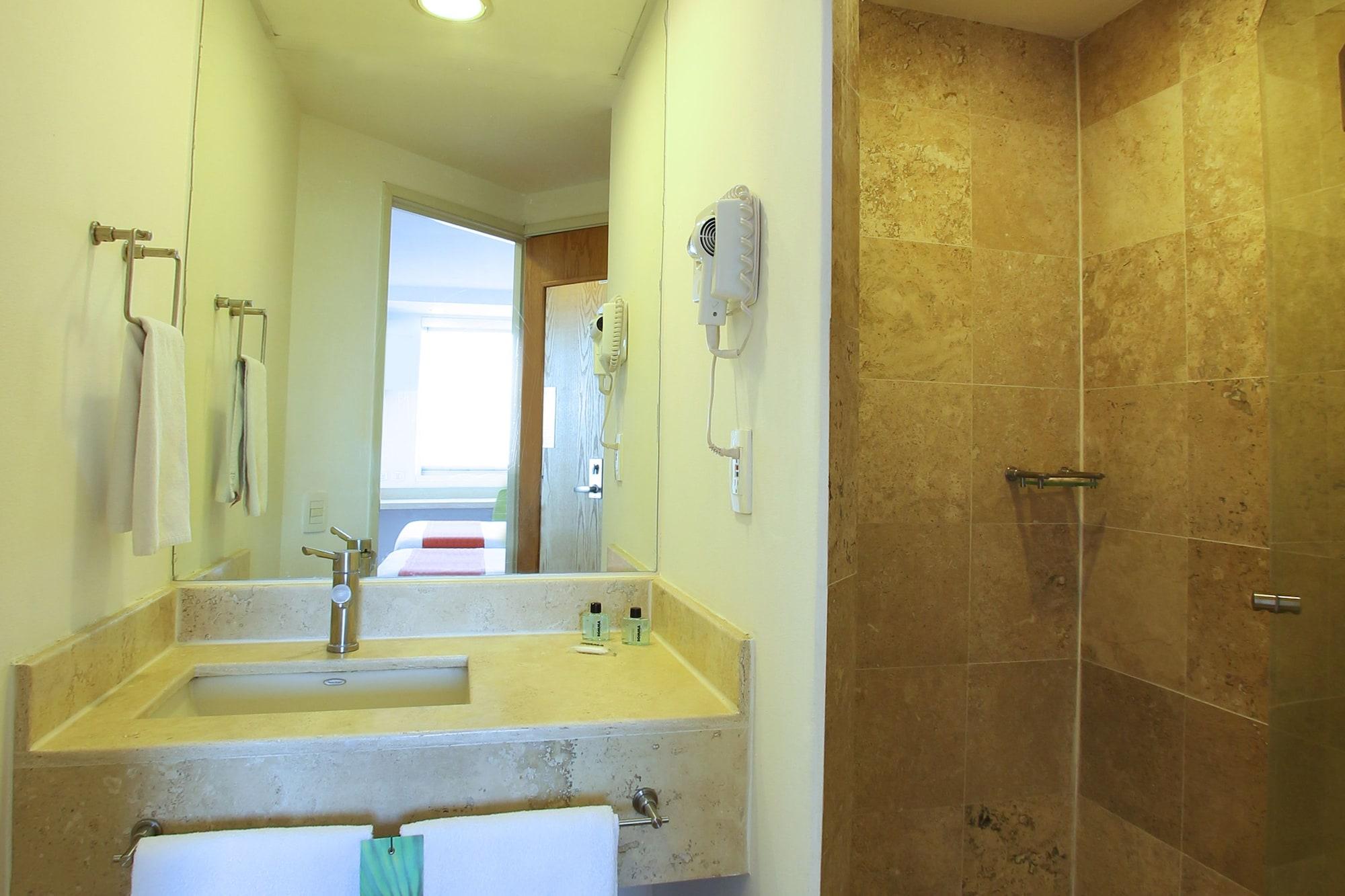 One Queretaro Plaza Galerias Hotel Екстериор снимка