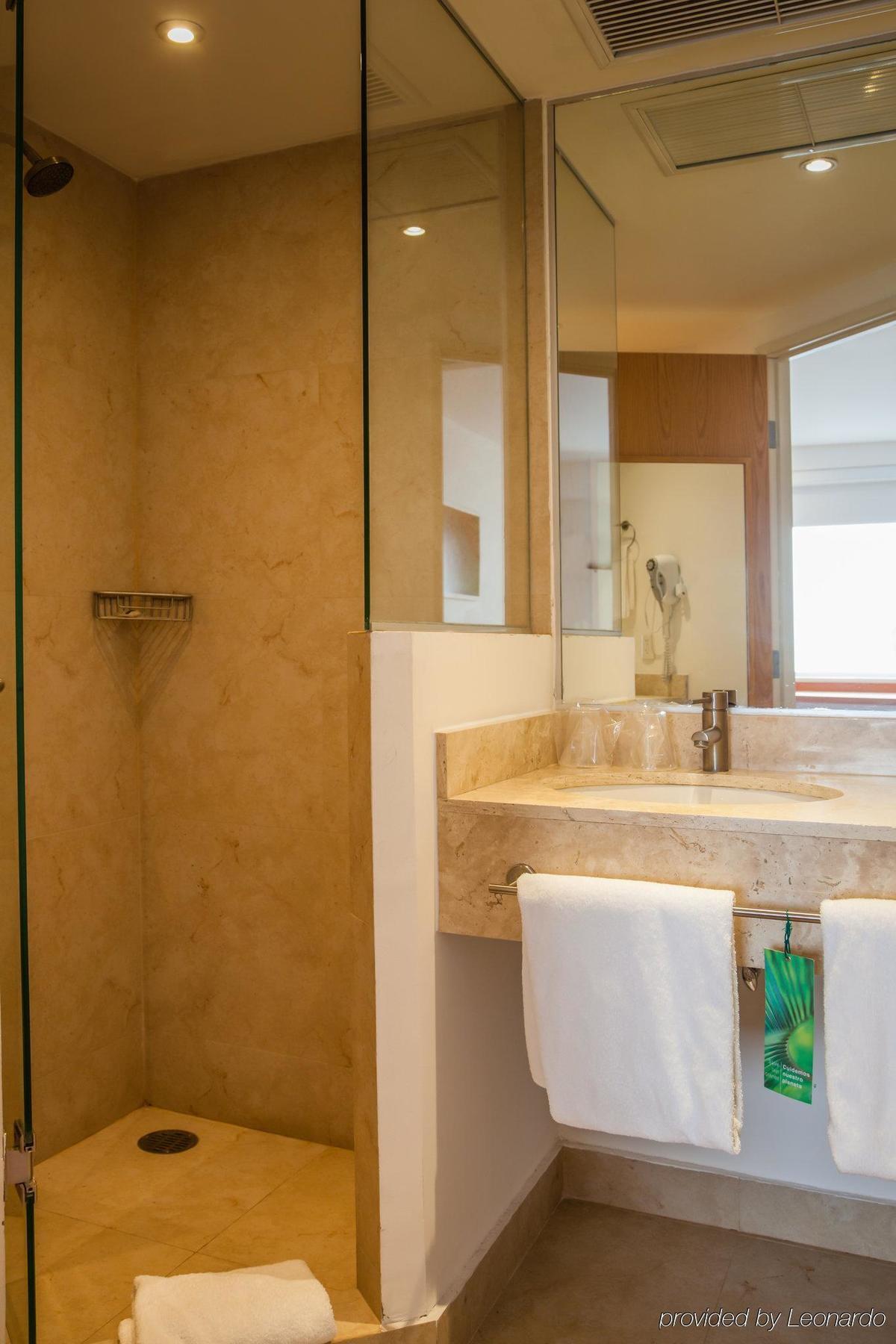 One Queretaro Plaza Galerias Hotel Екстериор снимка